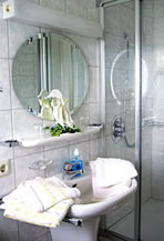 Dusche im Doppelzimmer der Gaststätte und Hotel Nienaber in Oelde Sünninghausen - 